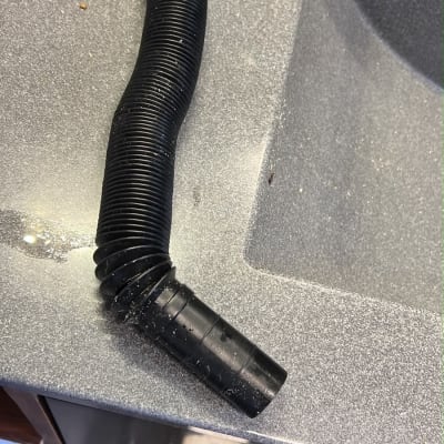 צינור ניקוז שרשורי גמיש שפורק מכיור מונח על המשטח