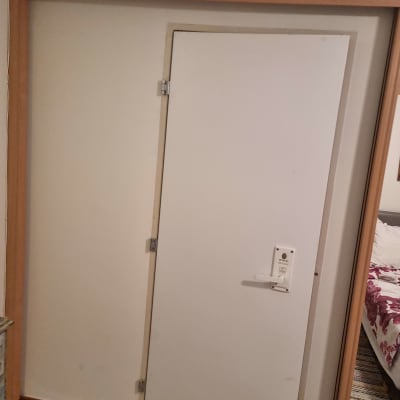 דלת לבנה עם ידית ומנעול אלקטרוני