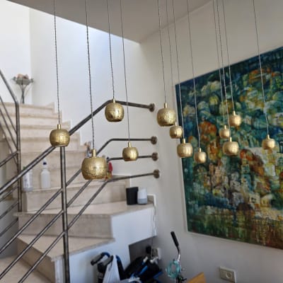 מנורות תלויות בעיצוב מודרני ליד גרם מדרגות