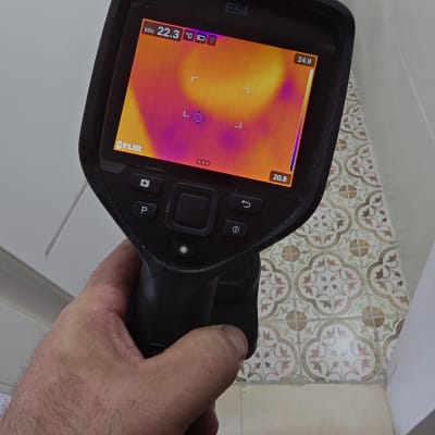 מד חום תרמי מציג תוצאות על מסך