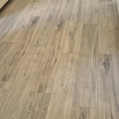 רצפת פרקט עץ בחדר שינה עם מיטה בצד