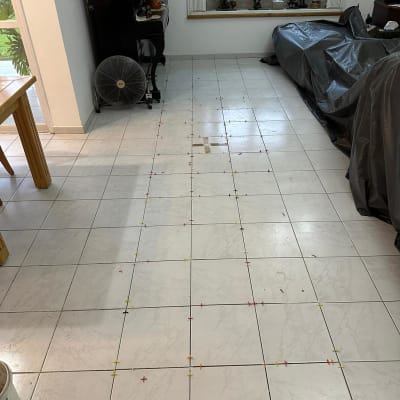 ריצוף חדש עם חוצצים צבעוניים על הרצפה