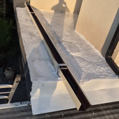 תמונה של גג עם צינור ניקוז מותקן