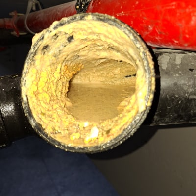 צינור עם הצטברות חומרים בתוכו