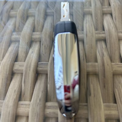 מפתח רכב מונח על משטח קלוע