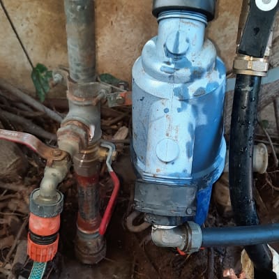 צנרת מים עם נזילה, שסתומים וצינור כחול