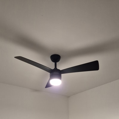 מאוורר תקרה עם תאורה מותקן בחדר