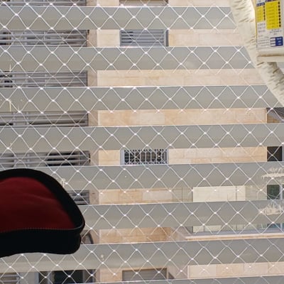 רשת הגנה על רקע בניין מגורים