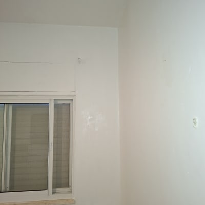 קיר וחלון לאחר צביעה או תיקון