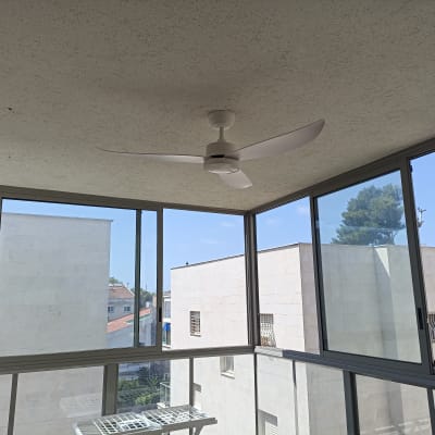 מאוורר תקרה בחדר סגור עם חלונות גדולים