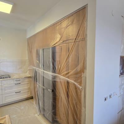 מטבח מכוסה בניילון לקראת צביעה או שיפוץ