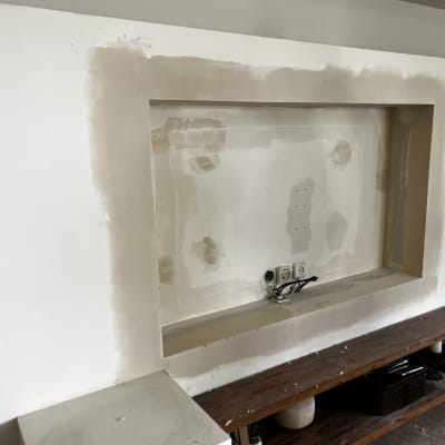 קיר גבס עם תיקונים ושקעי חשמל