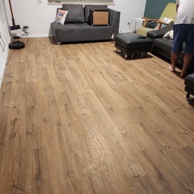 רצפת פרקט בחדר מגורים עם רהיטים