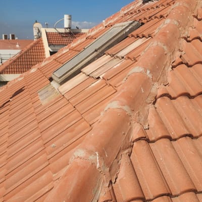 גג רעפים עם מערכת מיזוג אוויר