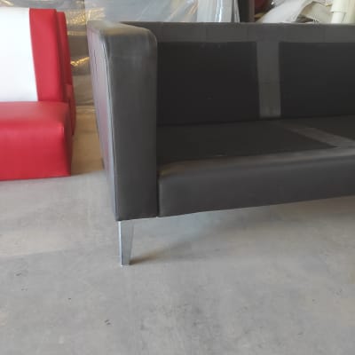 ספה מרופדת בעור שחור עם רגלי מתכת