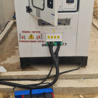 גנרטור וכלי עבודה בתחום החשמל באתר עבודה