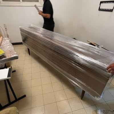 רהיט עטוף בניילון לקראת הובלה בחדר