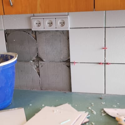 כלי עבודה ושיפוץ קיר עם אריחים