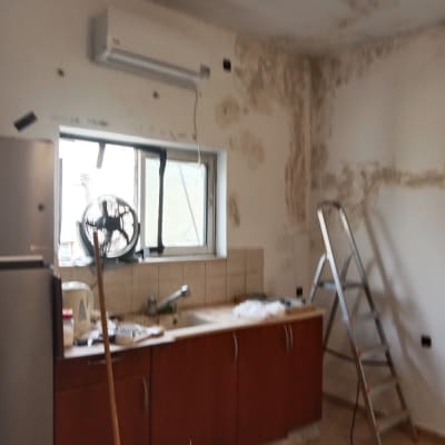 מטבח עם קיר צבוע חלקית וסולם