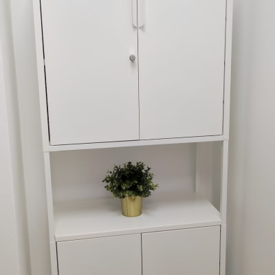 ארון לבן עם דלתות ומדף פתוח