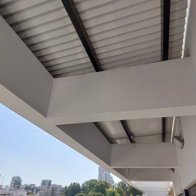 קוצים למניעת יונים מותקנים על גג מרפסת