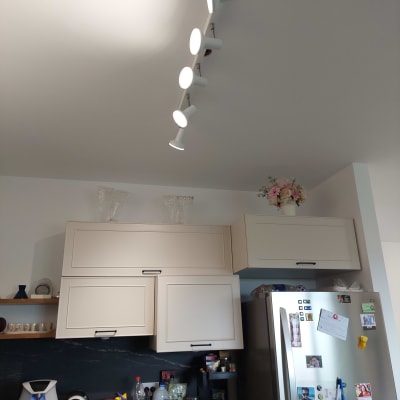 תאורת ספוטים מותקנת על תקרה לבנה