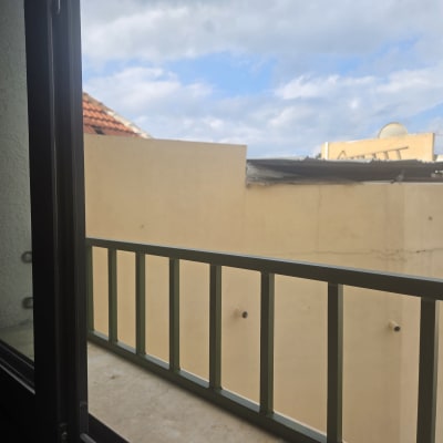 מעקה מתכת וסורגים ישרים בצבע ירוק מחוץ לחלון