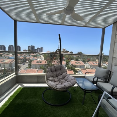 מרפסת עם פרגולה מאלומיניום ונוף עירוני