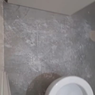 רצפה מלוכלכת עם שירותים בחדר אמבטיה