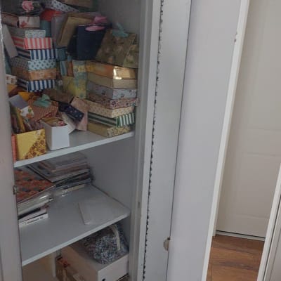 ארון פתוח עם קופסאות צבעוניות ודלתות עץ