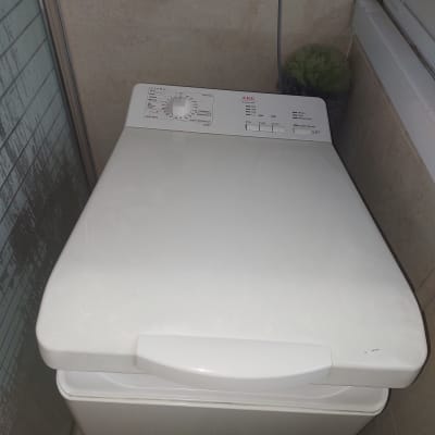 מכונת כביסה עם לוח בקרה וכפתורים