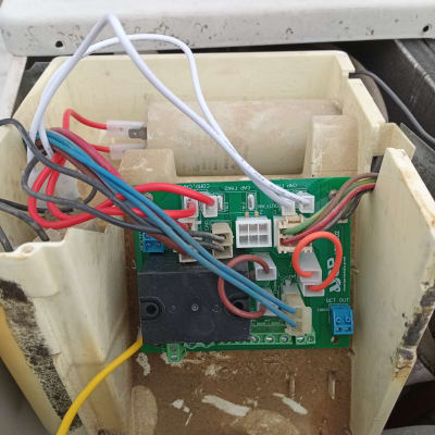 לוח חשמל עם חוטים צבעוניים במזגן