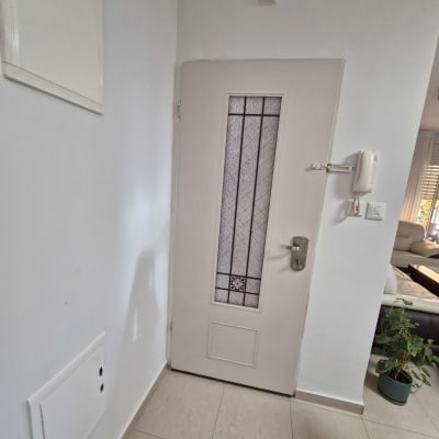 דלת עם חלון זכוכית ודלת כניסה פנימית