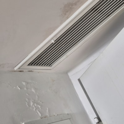 תקרת חדר עם סימני רטיבות ליד פתח אוורור