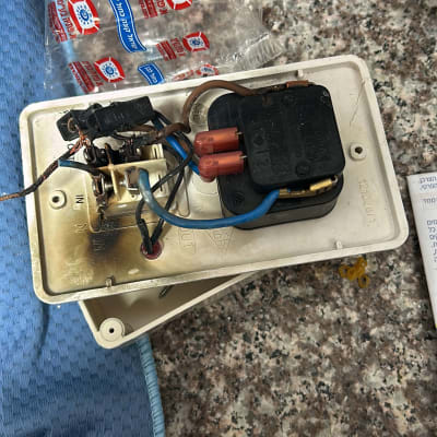 חלקי חשמל של דוד שמש עם חוטים חשופים ומחברים