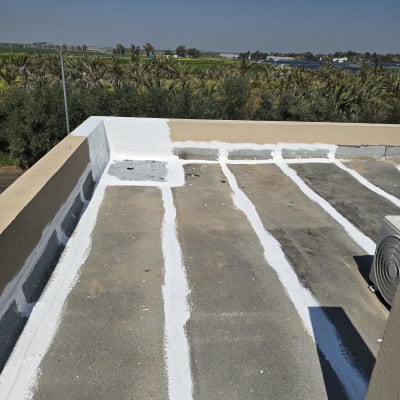 גג עם קווים לבנים של חומר איטום