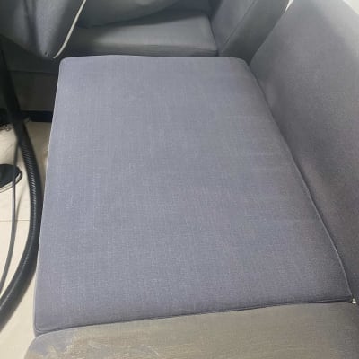 ניקוי ספה עם שואב אבק וצינור שאיבה