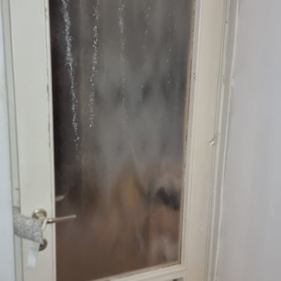 דלת זכוכית עם זכוכית מטושטשת