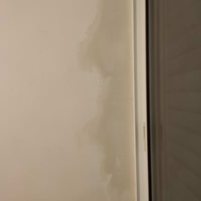 קיר עם סימני רטיבות ליד חלון