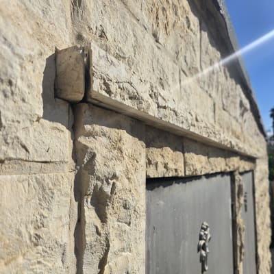 קיר אבן עם איטום סביב דלת מתכת