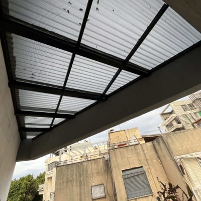 צמחים בעציצים על מעקה מרפסת