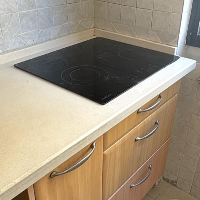 כיריים על משטח עבודה במטבח עם אריחים