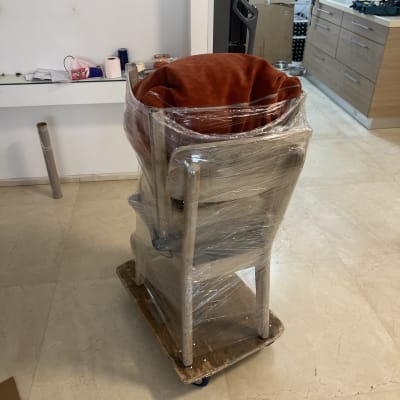 כיסא עטוף בניילון על עגלת הובלה במטבח