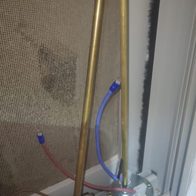 חלקי דוד שמש עם חוטים כחולים ואדומים