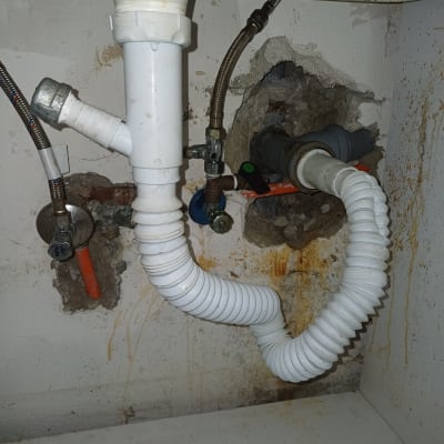 צינורות ונזילה מתחת לכיור במטבח