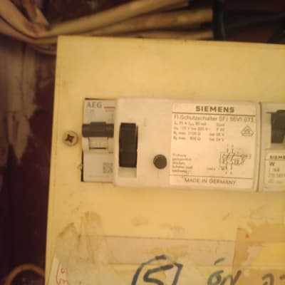 לוח חשמל עם מפסקי חשמל וחוטים