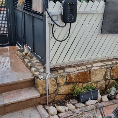 מטען לרכב חשמלי מותקן על גדר חיצונית