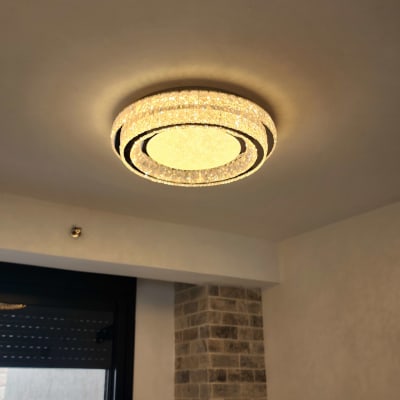 תאורה תקרה מעוצבת בחדר עם קיר לבנים