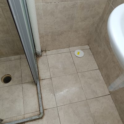 רצפת אמבטיה עם צינור ניקוז ופתח ביוב