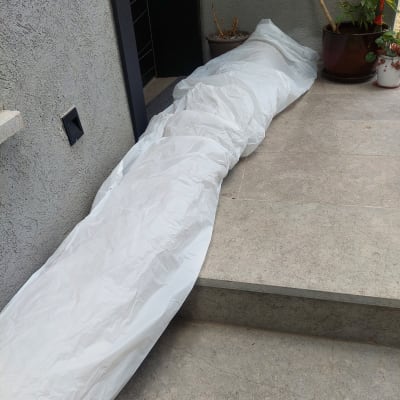 יריעת פלסטיק לבנה פרוסה על מדרגות חיצוניות